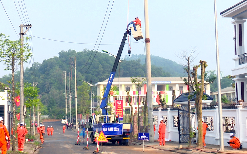 Công nhân Công ty Điện lực Yên Bái diễn tập phương án xử lý tình huống hạ, nối dây ĐZ 22 kv  bị đứt do sét đánh.