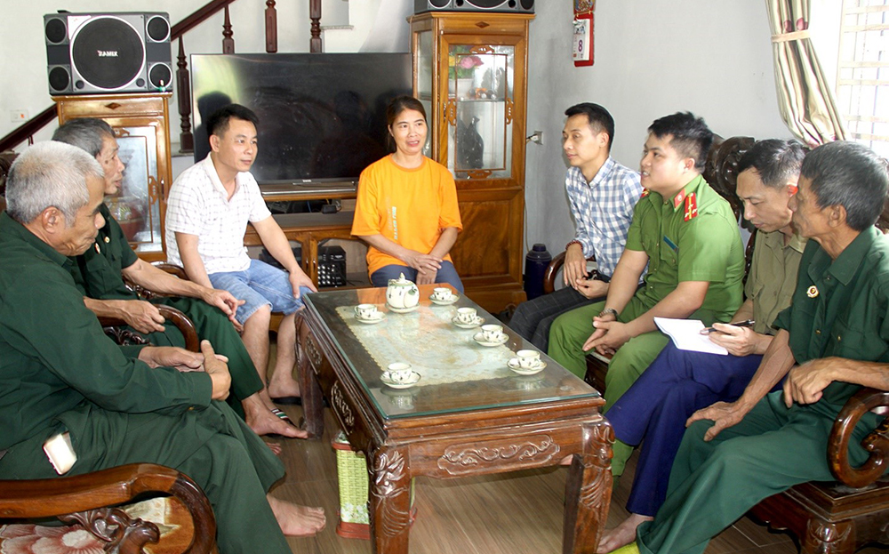 Các thành viên tổ tự quản Hội Cựu chiến binh xã Minh Quân, huyện Trấn Yên phối hợp cùng Công an xã tuyên truyền, vận động người dân tham gia phòng chống tội phạm.