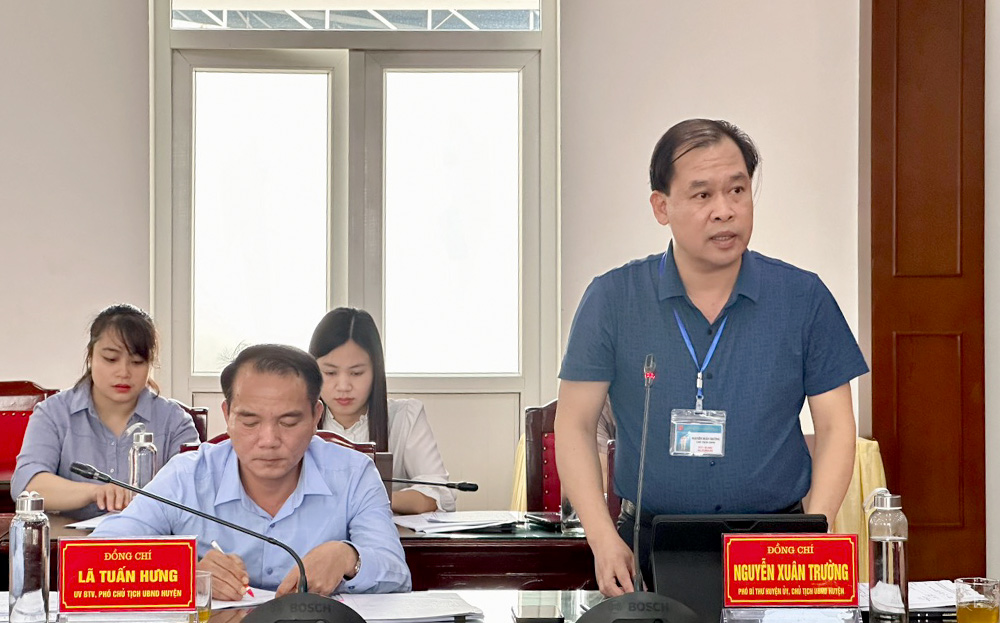 Đồng chí Nguyễn Xuân Trường - Chủ tịch UBND huyện Yên Bình phát biểu tại buổi làm việc.