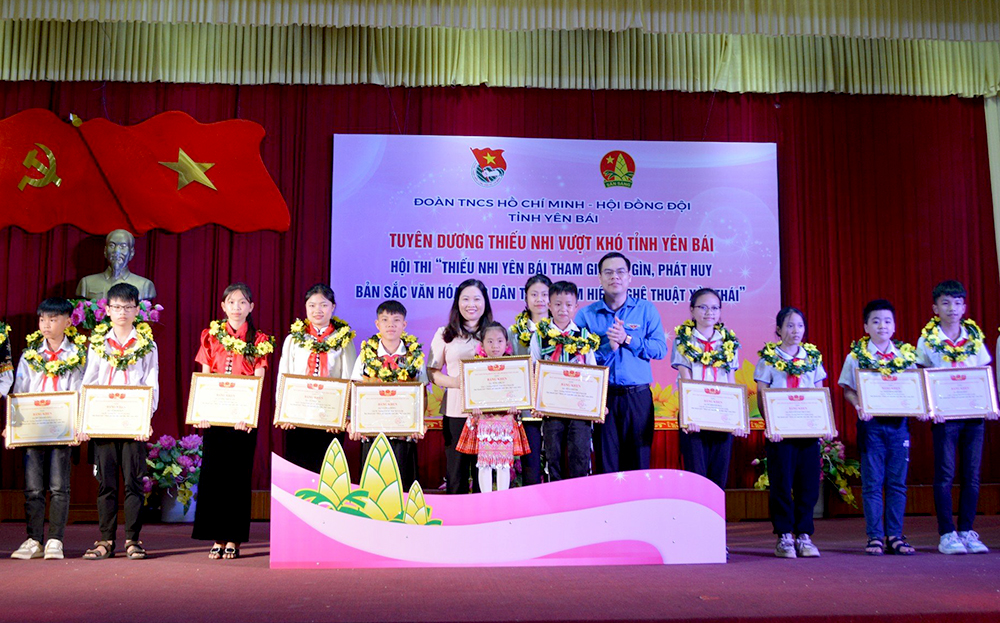 Phó Chủ tịch UBND tỉnh Vũ Thị Hiền Hạnh cùng lãnh đạo Tỉnh đoàn Yên Bái tuyên dương các em thiếu nhi có hoàn cảnh khó khăn vươn lên trong học tập.