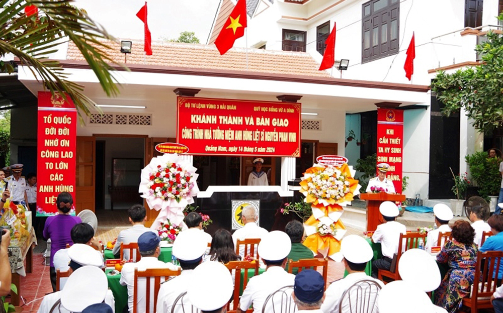 Quang cảnh buổi lễ khánh thành và bàn giao nhà tưởng niệm Anh hùng, Liệt sĩ Nguyễn Phan Vinh sau khi tu bổ, tôn tạo
