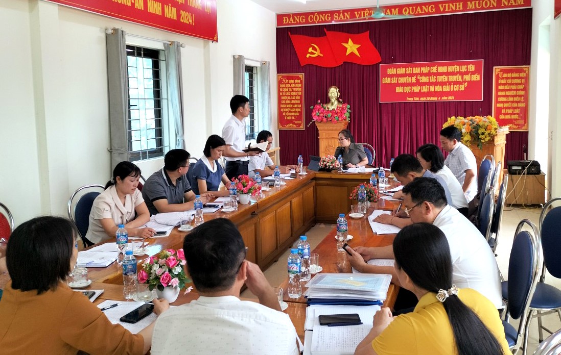 Đoàn giám sát Ban Pháp chế - HĐND huyện Lục Yên giám sát chuyên đề tại xã Trung Tâm.