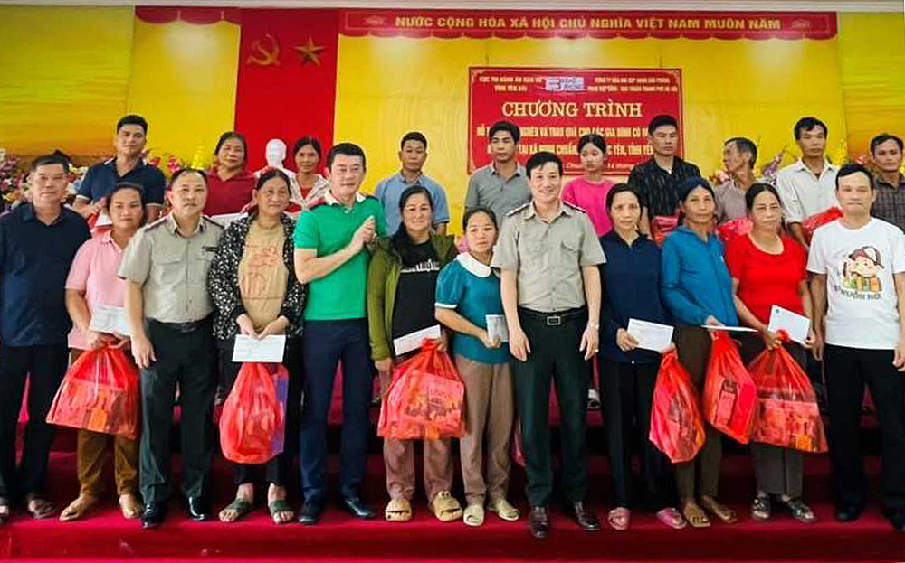 Đoàn công tác trao hỗ trợ cho các hộ nghèo xã Minh Chuẩn.