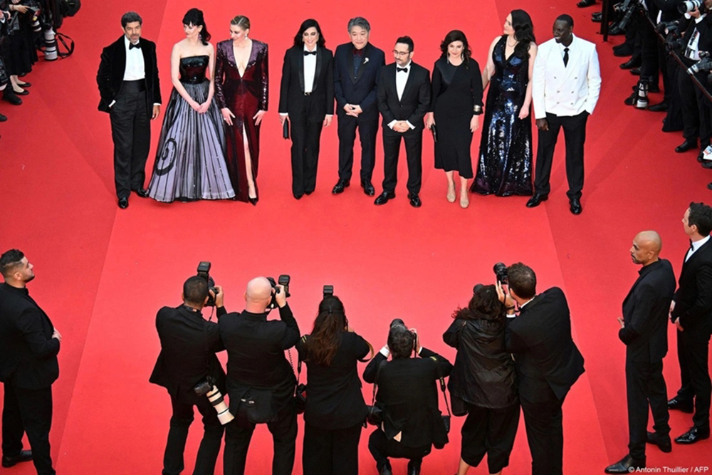 Ban giám khảo Cannes 2024 trên thảm đỏ khai mạc liên hoan phim.