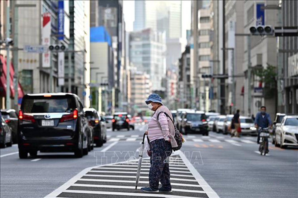 Người cao tuổi di chuyển trên đường phố tại Tokyo, Nhật Bản. Ảnh tư liệu