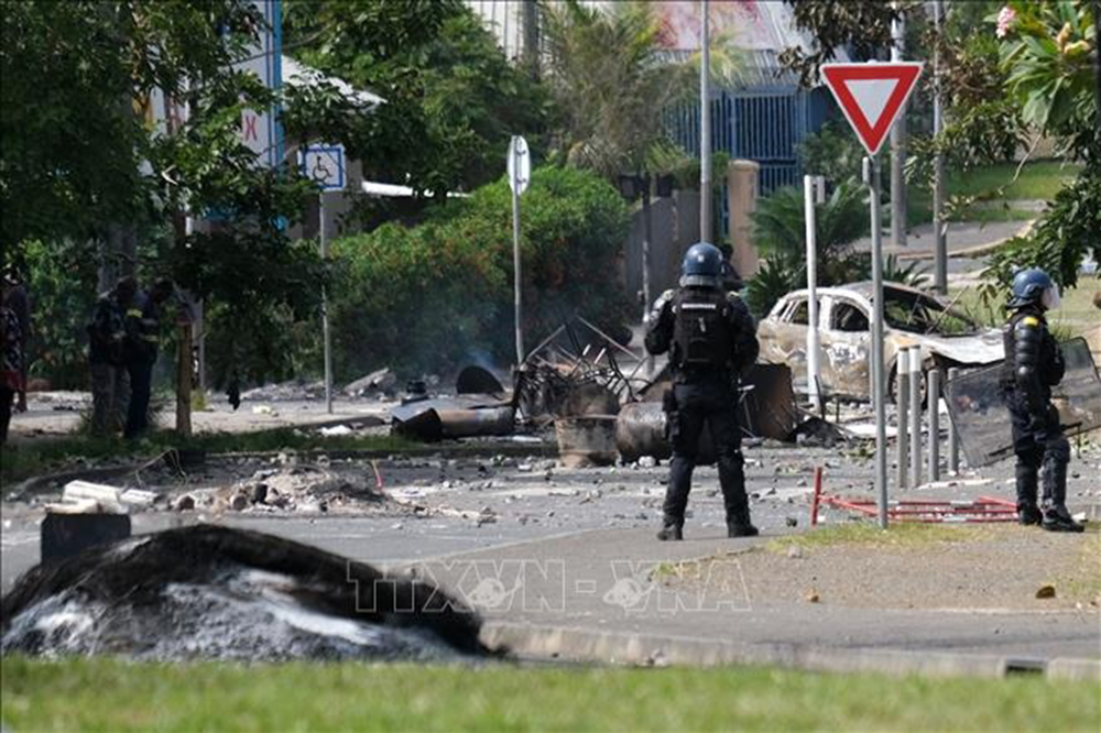 Cảnh sát được triển khai tại thủ phủ Noumea nhằm ngăn cuộc biểu tình bạo loạn phản đối dự luật điều chỉnh một số quy định đối với vùng lãnh thổ New Caledonia thuộc Pháp, ngày 14/5/2024.