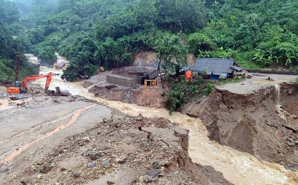 Tuyến đường thôn Khe Đâm đến trung tâm xã Mỏ Vàng thuộc tỉnh lộ 175 bị chia cắt do mưa lũ.