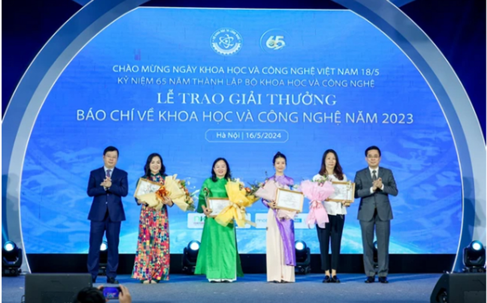 Ông Nguyễn Hoàng Giang, Thứ trưởng Bộ KH&CN và ông Nguyễn Thanh Lâm, Thứ trưởng Bộ TTTT trao Giải Nhất cho các tác giả.
