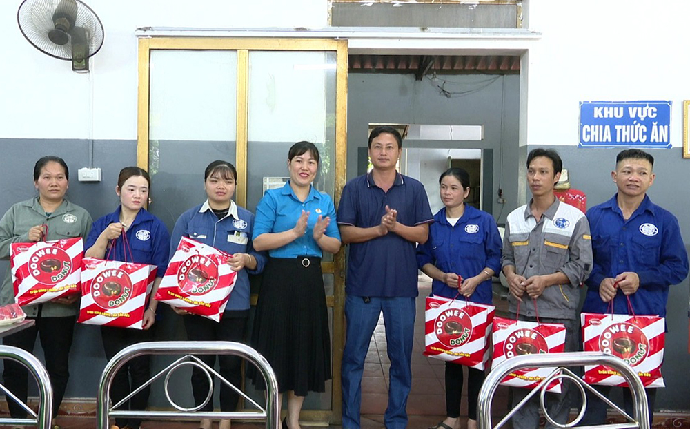 Lãnh đạo Liên đoàn Lao động thị xã Nghĩa Lộ tặng quà cho công nhân Nhà máy Gạch Quang Thịnh.