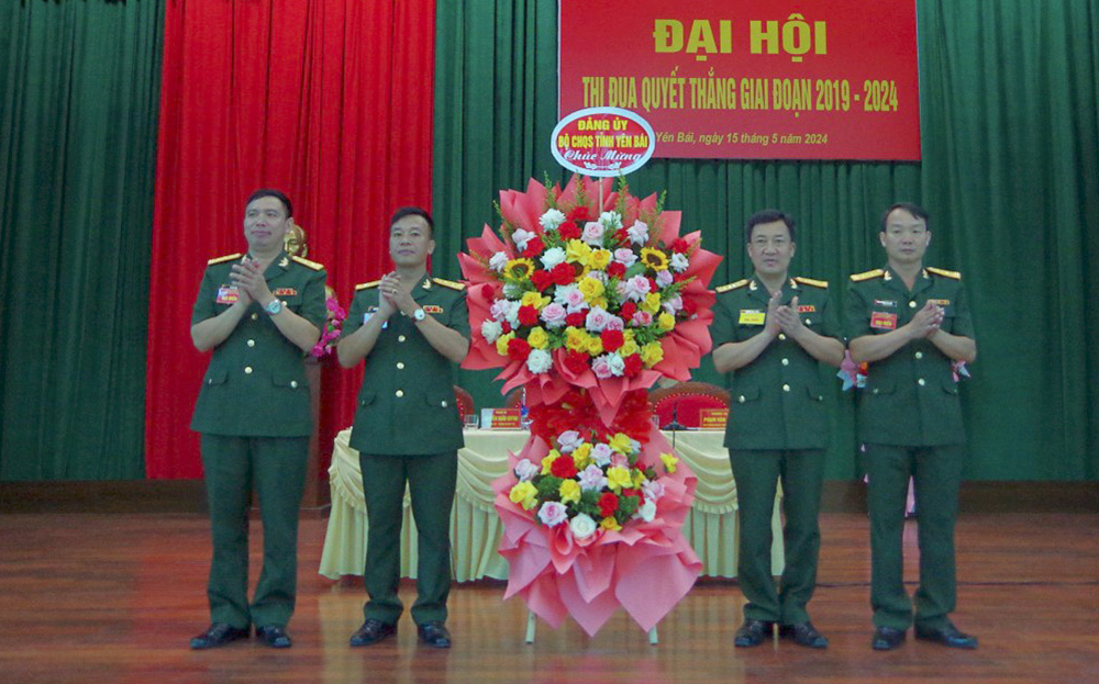 Lãnh đạo Bộ Chỉ huy Quân sự tỉnh tặng hoa chúc mừng Đại hội Thi đua quyết thắng của Trung đoàn 121.