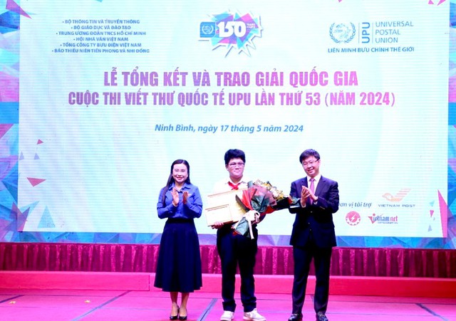 Thứ trưởng Bùi Hoàng Phương và bà Nguyễn Phạm Duy Trang, Bí thư Trung ương Đoàn, Chủ tịch Hội đồng Đội Trung ương trao giải Nhất và Huy hiệu Tuổi trẻ sáng tạo cho em Đỗ Quang Minh