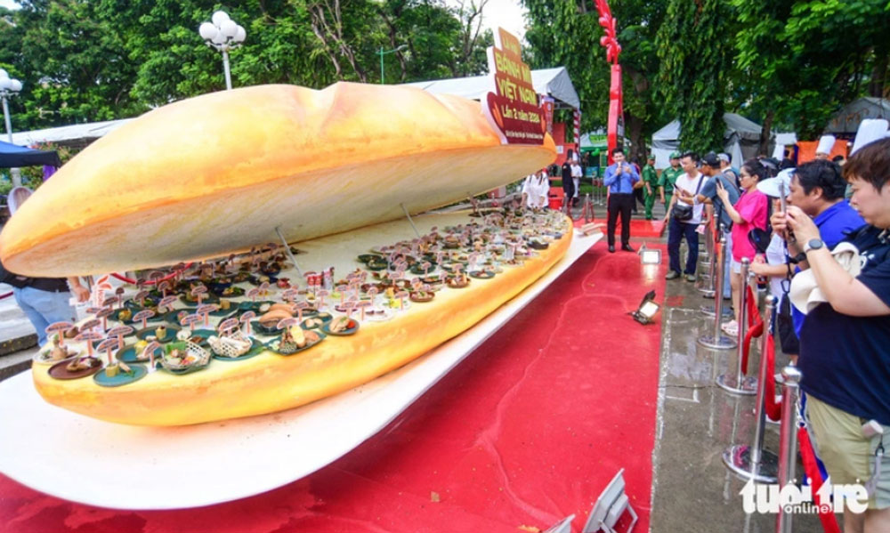 150 món ăn kèm bánh mì được trưng bày trên một mô hình bánh mì khổng lồ