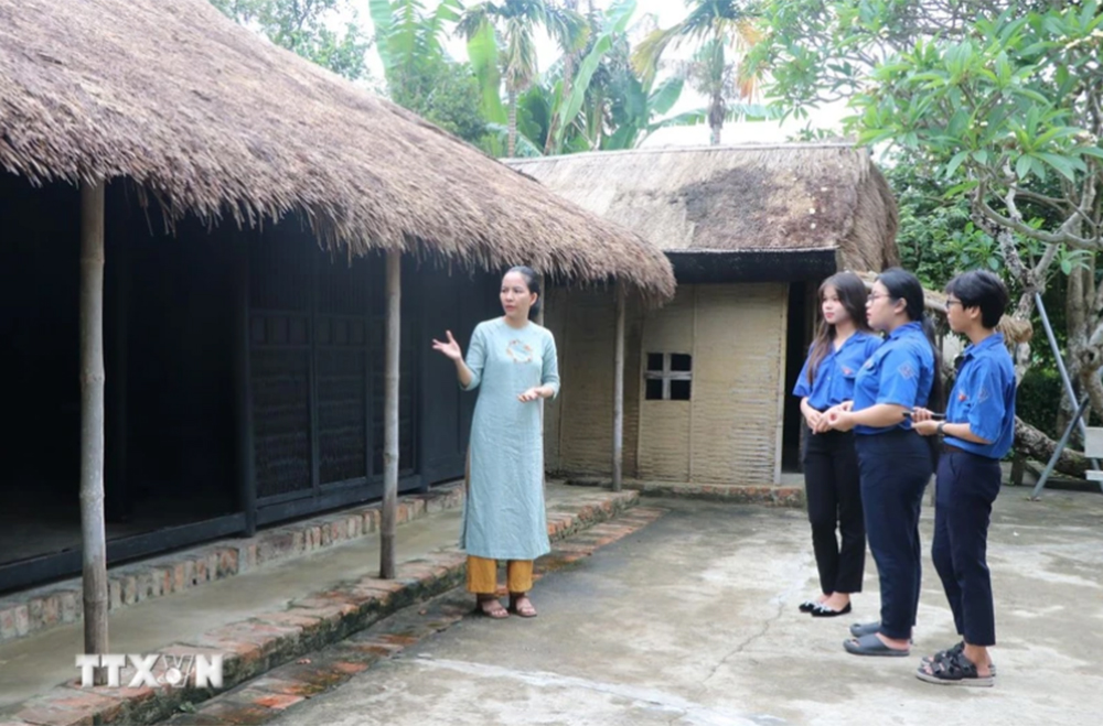 Học sinh đến tham quan tại Di tích Quốc gia đặc biệt Nhà lưu niệm thời niên thiếu của Chủ tịch Hồ Chí Minh tại làng Dương Nỗ.