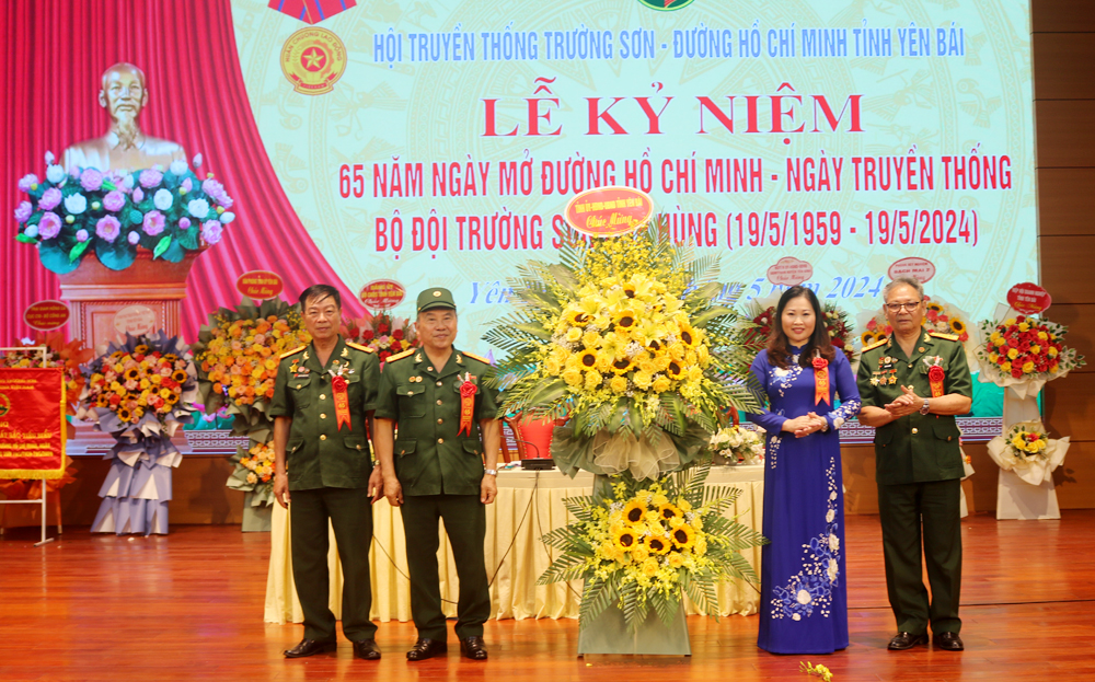 Đồng chí Vũ Thị Hiền Hạnh – Phó Chủ tịch UBND tỉnh tặng hoa chúc mừng Hội Truyền thống Trường Sơn - đường Hồ Chí Minh tỉnh.