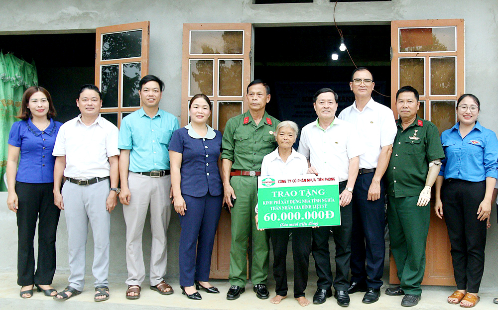 Hội HTGĐLS tỉnh cùng chính quyền địa phương huyện Văn Chấn và nhà tài trợ Công ty cổ phần nhựa Thiếu niên Tiền Phong Hải Phòng trao tiền hỗ trợ và quà cho bà Hoàng Thị Thơ.