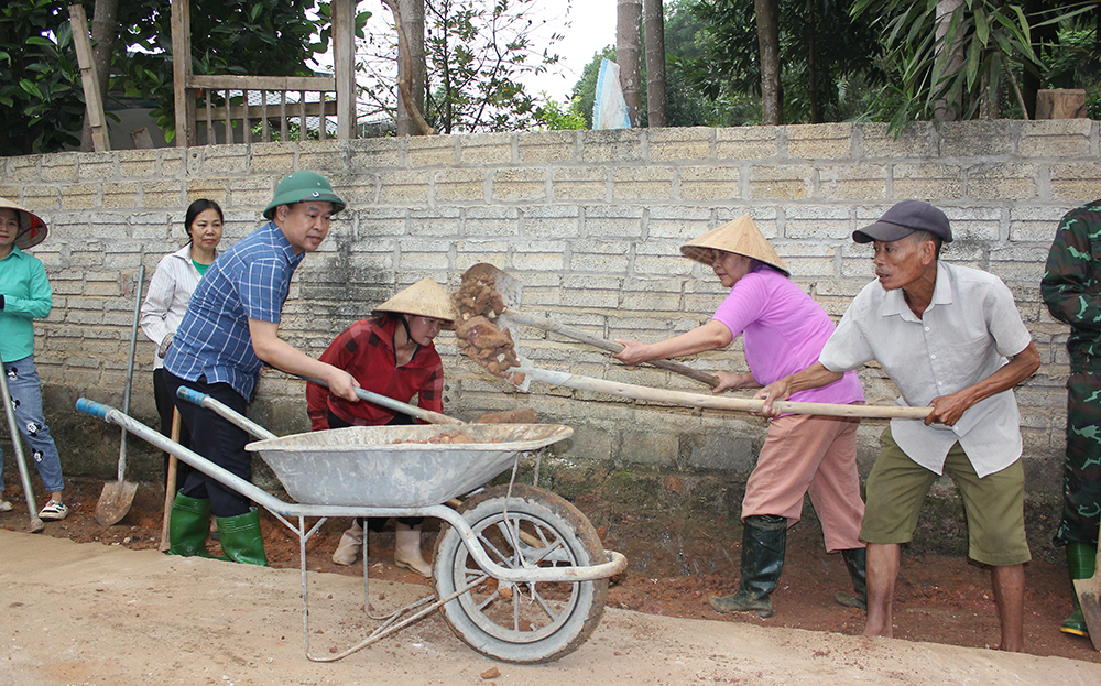 Lãnh đạo UBND huyện Yên Bình tham gia hoạt động “Ngày cuối tuần cùng dân” tại xã Tân Hương.