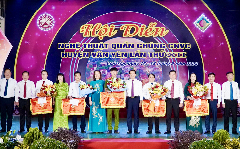 Các đồng chí lãnh đạo huyện Văn Yên trao giải thưởng cho các đoàn đoạt giải Nhất, Nhì, Ba tại Hội diễn.