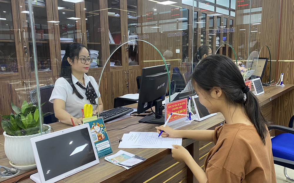 Cán bộ Sở GD&ĐT hướng dẫn người dân thực hiện các thủ tục xin cấp lại bằng tốt nghiệp THPT tại Trung tâm Hành chính công tỉnh.