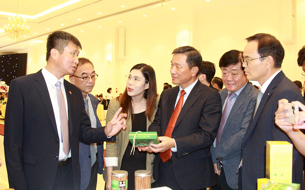 Đồng chí Trần Huy Tuấn - Chủ tịch UBND tỉnh giới thiệu về các sản phẩm OCOP từ quế với các doanh nghiệp Hàn Quốc.