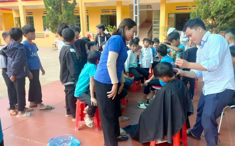 Đoàn viên thanh niên xã Chế Cu Nha tổ chức tình nguyện cắt tóc cho học sinh tại Trường Phổ thông Dân tộc bán trú Tiểu học và THCS Chế Cu Nha.