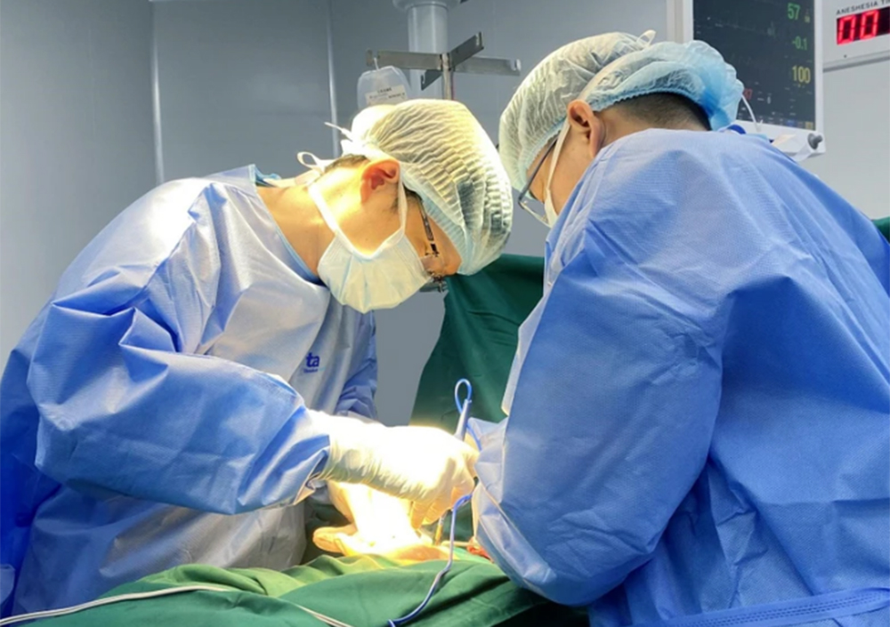 Thạc sĩ, bác sĩ Huỳnh Bá Tấn và ê-kíp phẫu thuật cho người bệnh.