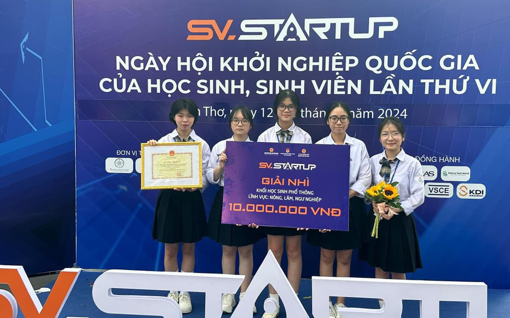 Các em học sinh Yên Bái thực hiện Dự án “Xuân Long Hoàng trà” nhận giải thưởng khởi nghiệp cấp quốc gia.