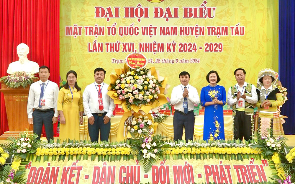 Đồng chí Giàng A Tông- Ủy viên Ban Thường vụ Tỉnh ủy, Chủ tịch Ủy ban MTTQ Việt Nam tỉnh Yên Bái tặng hoa chúc mừng Đại hội.