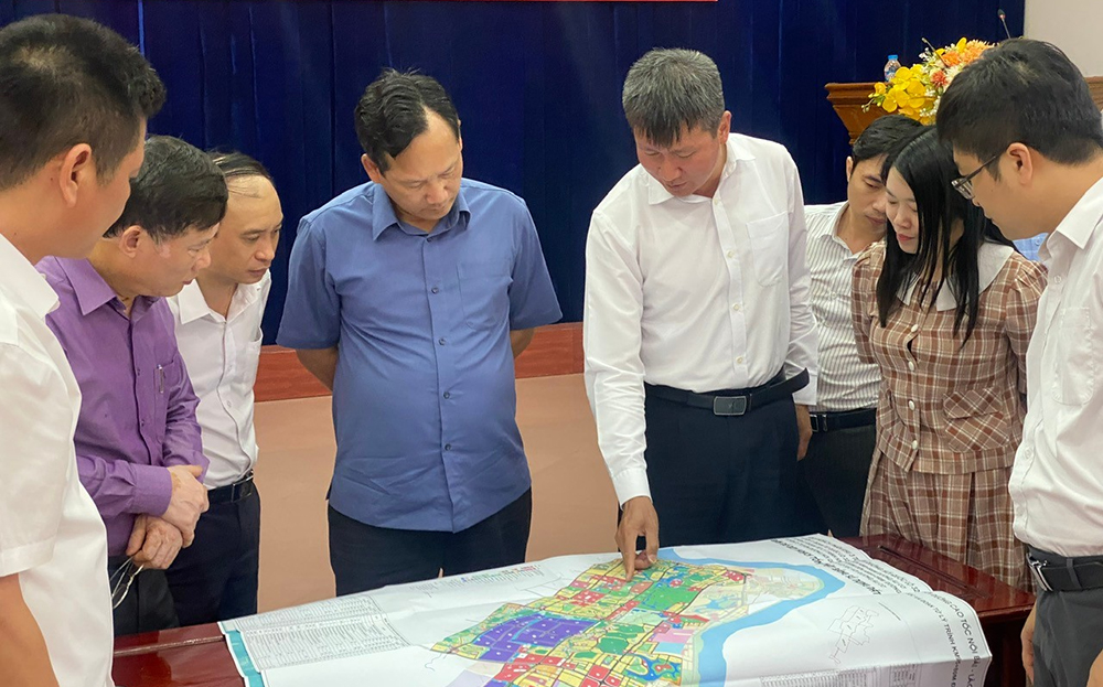 Chủ tịch UBND tỉnh Trần Huy Tuấn và lãnh đạo các sở, ngành, TAND Tối cao xem bản đồ quy hoạch thực hiện Dự án đầu tư xây dựng trụ sở TAND thành phố Yên Bái.