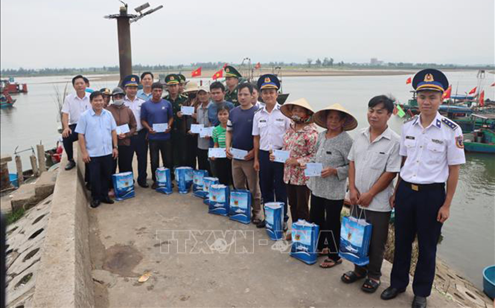 Hải đội 102 - Bộ Tư lệnh vùng Cảnh sát biển 1 trao quà cho ngư dân có hoàn cảnh khó khăn tại xã Cẩm Nhượng, huyện Cẩm Xuyên.