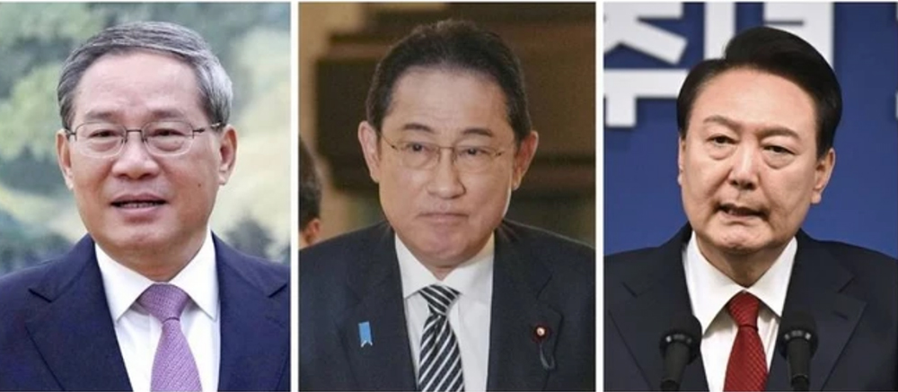Tổng thống Yoon Suk Yeol (phải) sẽ hội đàm với Thủ tướng Trung Quốc Lý Cường (trái) và Thủ tướng Nhật Bản Fumio Kishida (giữa) vào ngày 27/5.