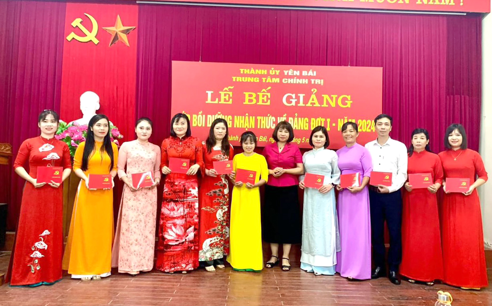 Trung tâm Chính trị thành phố Yên Bái cấp chứng chỉ cho đảng viên mới đã hoàn thành khóa học bồi dưỡng LLCT.