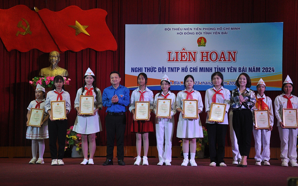 Ban Tổ chức trao giải A cho các thí sinh tham gia Liên hoan.