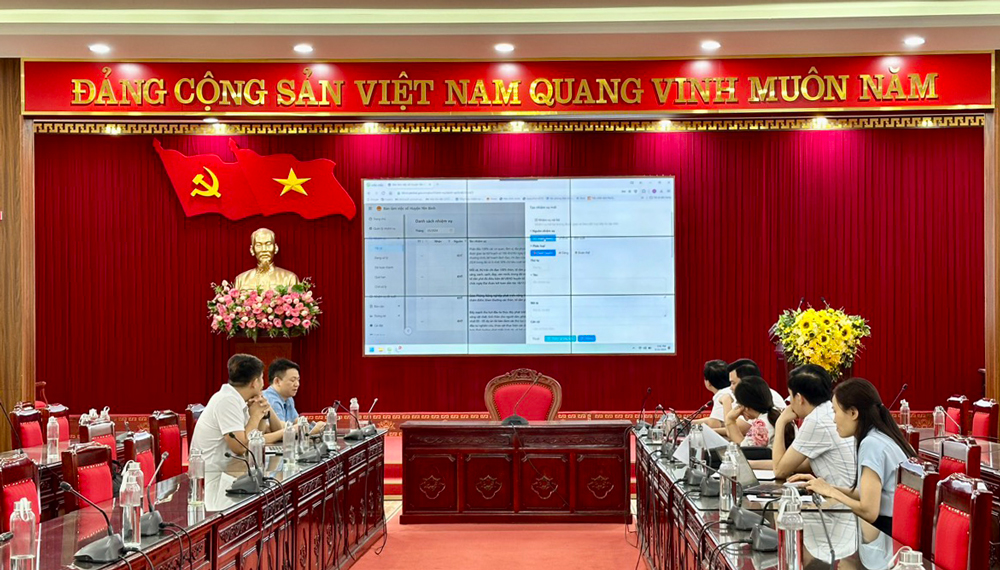Chuyên viên Sở Thông tin  - Truyền thông giới thiệu, hướng dẫn sử dụng phần mềm Bàn làm việc số cho huyện Yên Bình.