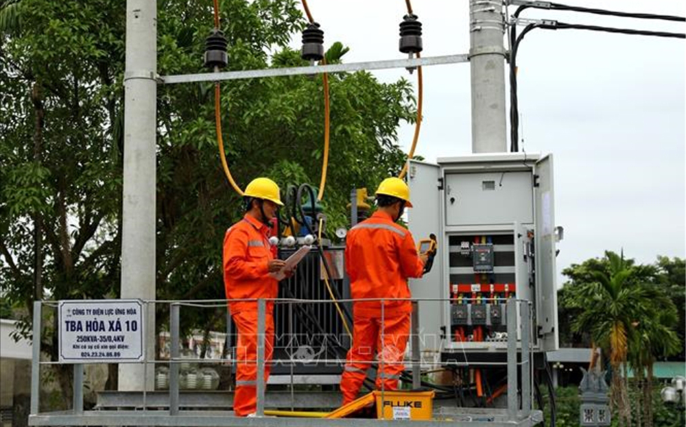 Công nhân Tổng Công ty Điện lực TP Hà Nội vận hành cung cấp điện cho các phụ tải trên địa bàn. Ảnh minh họa