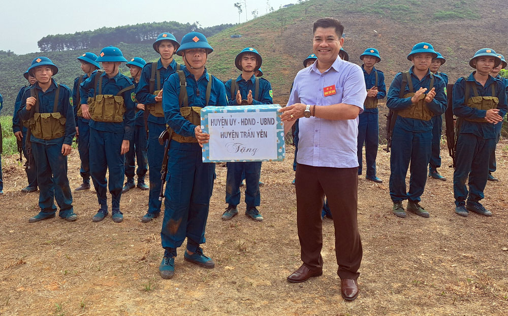 Ban Chỉ đạo diễn tập KVPT huyện Trấn Yên trao thưởng cho Trung đội dân quân xã Báo Đáp hoàn thành xuất sắc phần diễn tập thực binh.