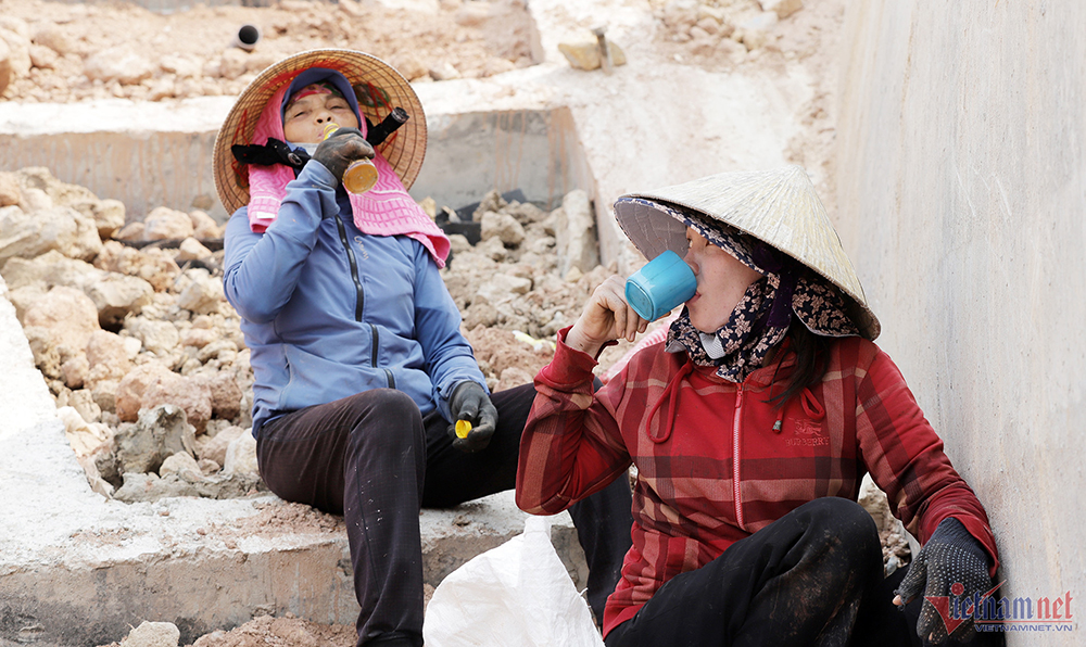 Người dân Nghệ An trong đợt nắng nóng gay gắt hồi cuối tháng 4. Ảnh: Quốc Huy