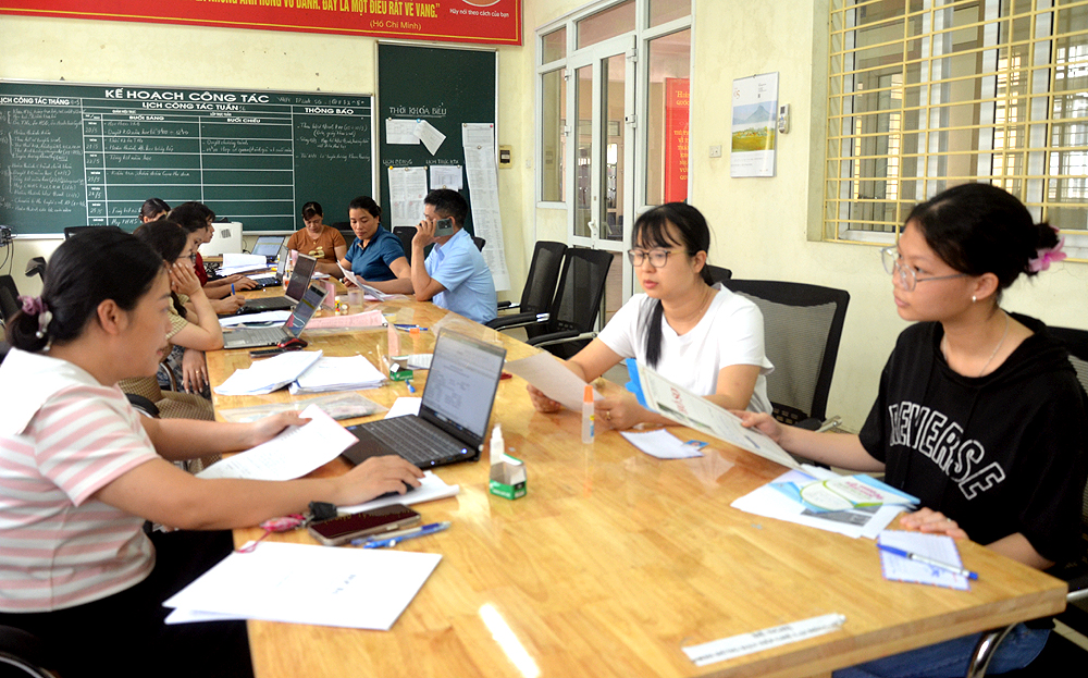 Phụ huynh và học sinh đến làm thủ tục nộp hồ sơ dự tuyển tại Trường THPT Chuyên NGuyễn Tất Thành