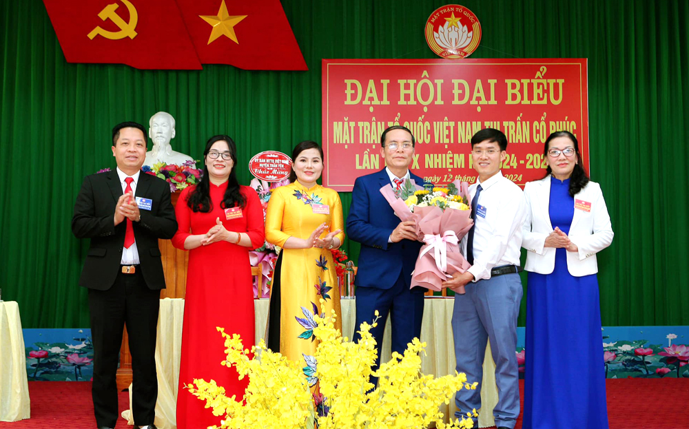 Lãnh đạo Đảng ủy thị trấn Cổ Phúc tặng hoa chúc mừng Ủy ban MTTQ thị trấn Cổ Phúc tại Đại hội nhiệm kỳ 2024-2029.