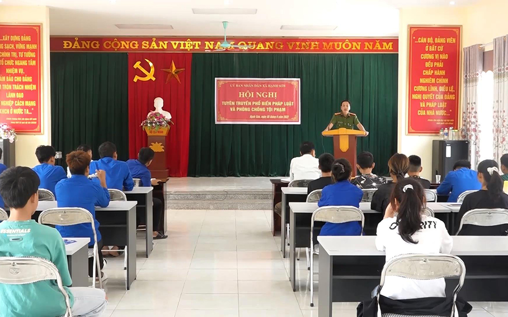 Cán bộ cơ quan chức năng tuyên truyền phổ biến pháp luật và phòng chống tội phạm cho đoàn viên thanh niên và nhân dân xã Hạnh Sơn (thị xã Nghĩa Lộ).
