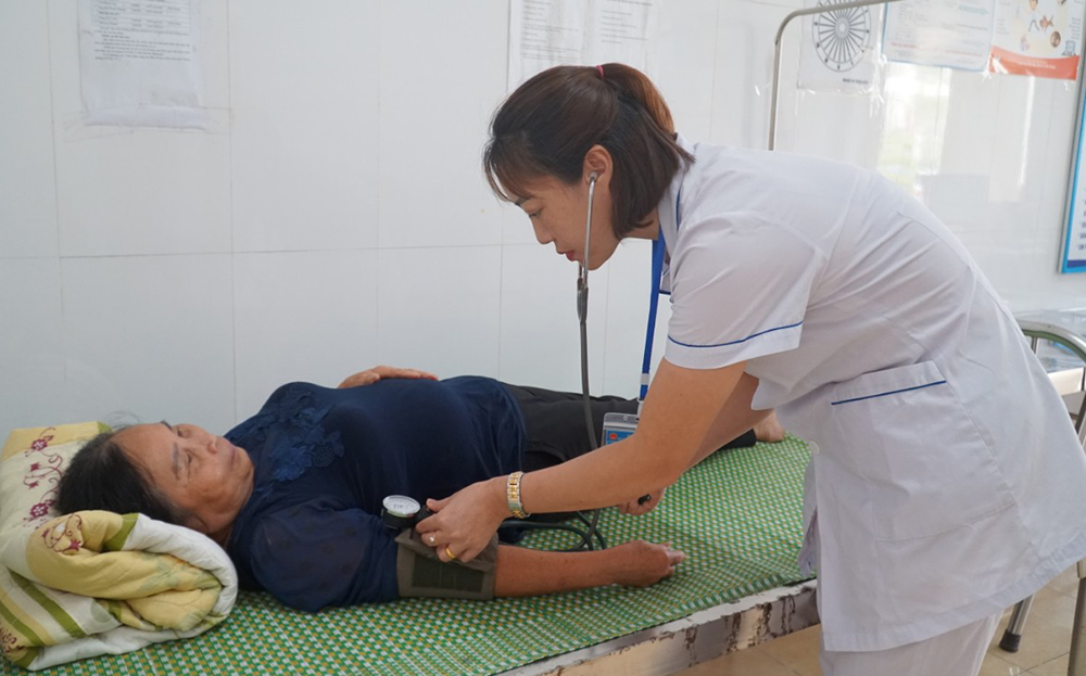 Cán bộ Trạm Y tế phường Nguyễn Phúc, thành phố Yên Bái kiểm tra sức khỏe cho người dân.