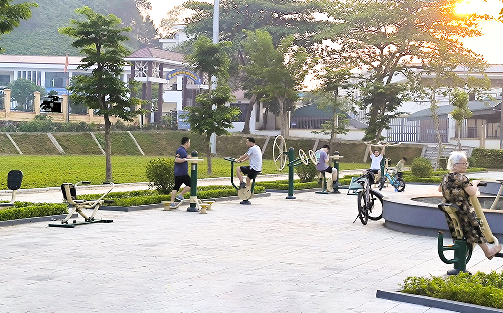 Người dân tập luyện với những thiết bị thể thao công cộng đặt tại khu vực Km5, thành phố Yên Bái.