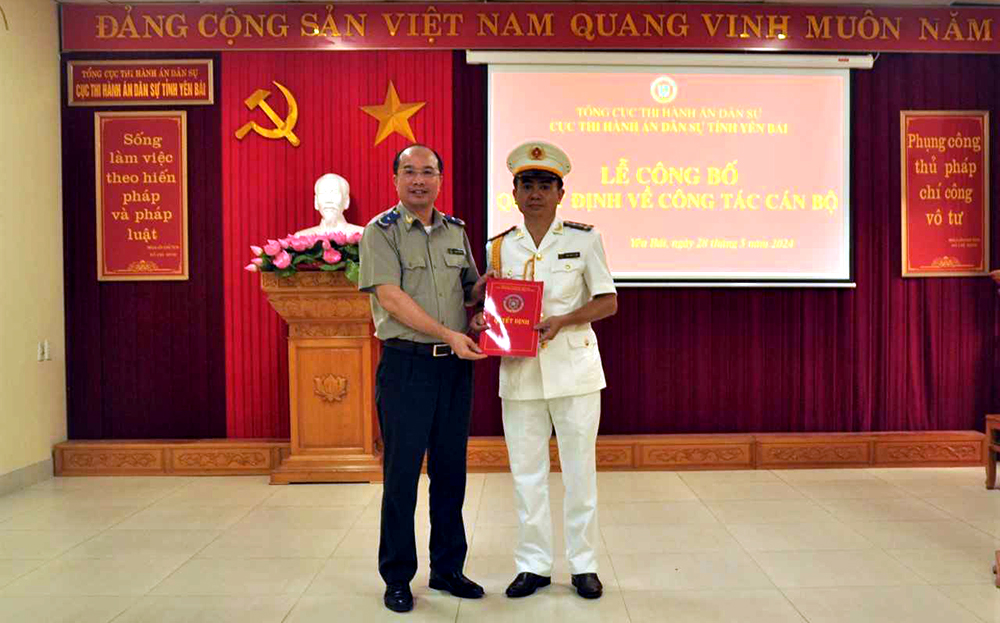 Phó Tổng cục trưởng Tổng cục THADS Nguyễn Thắng Lợi trao quyết định bổ nhiệm Phó Cục trưởng Cục THADS tỉnh Yên Bái cho đồng chí Trịnh Minh Thuận.