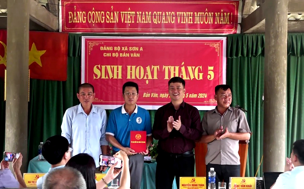 Đồng chí Nguyễn Minh Toàn - Ủy viên Ban Thường vụ Tỉnh ủy, Chủ nhiệm Ủy ban Kiểm tra Tỉnh ủy dự sinh hoạt và tặng quà cho Chi bộ bản Vãn.