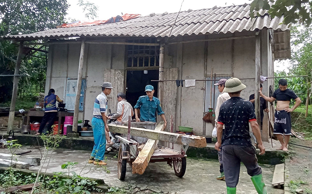Hội viên cựu chiến binh xã Vân Hội giúp đỡ hộ nghèo thôn Cây Si xây dựng lại bếp và công trình vệ sinh.