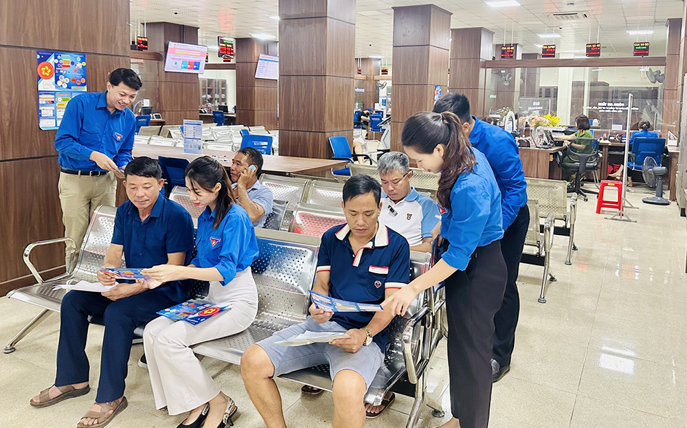 Tỉnh đoàn hỗ trợ chuyển đổi số ở Trung tâm Hành chính công tỉnh Yên Bái.