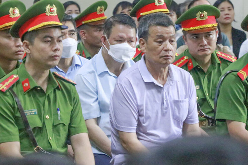 Bị cáo Nguyễn Văn Vịnh (ở giữa) tại phiên toà.