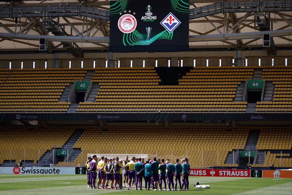 Thành viên câu lạc bộ Fiorentina luyện tập cho trận chung kết giải UEFA Europa Conference League.