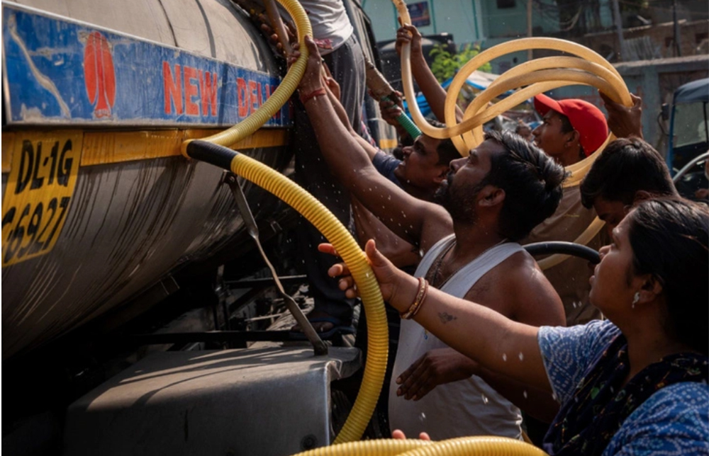 Người dân Ấn Độ tập trung để lấy nước dưới thời tiết nắng nóng như thiêu đốt của thủ đô New Delhi, Ấn Độ, ngày 18-5