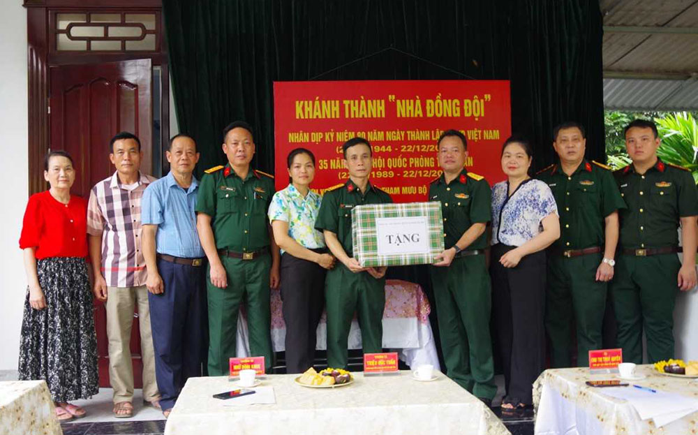 Đại diện lãnh đạo Bộ CHQS tỉnh tặng quà cho gia đình Đại uý quân nhân chuyên nghiệp Nguyễn Ngọc Anh