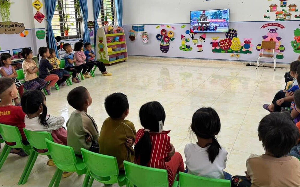 Các bé lớp mẫu giáo 5 tuổi ở xã Púng Luông, huyện Mù Cang Chải được các cô giáo tổ chức cho xem truyền hình trực tiếp Lễ kỷ niệm 70 năm Chiến thắng Điện Biên Phủ sáng ngày 7/5/2024 vừa qua.